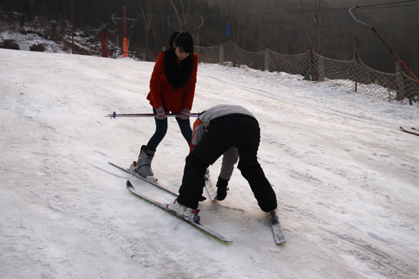 想要快点学会滑雪，不妨去请个教练来
